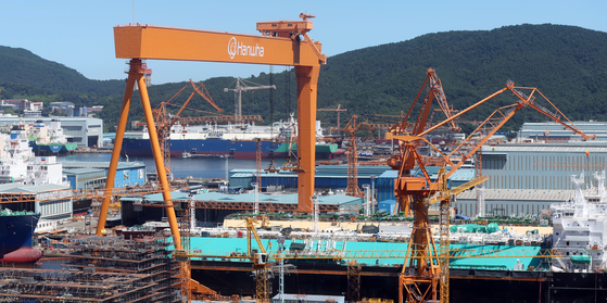 A large crane stands at Hanwha Ocean’s headquarters in Geoje, South Gyeongsang, on July 28, four days ahead of the deadline for Korea-U.S. tariff negotiations. [YONHAP]