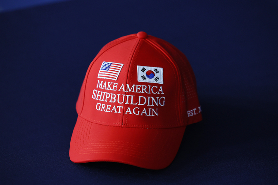 A red baseball cap designed by the Ministry of Trade, Industry and Energy to promote its “Make America Shipbuilding Great Again” initiative during trade talks with the United States is pictured on Aug. 3. [JOINT PRESS CORPS]