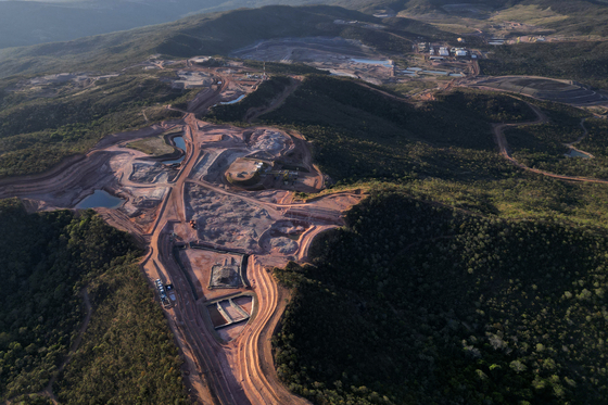 A mine operated by Serra Verde Mining in Minacu, Goias state, Brazil, pictured on July 28, produces rare earth elements, including neodymium, praseodymium, terbium and dysprosium which are essential for the production of permanent magnets. [AP/YONHAP]