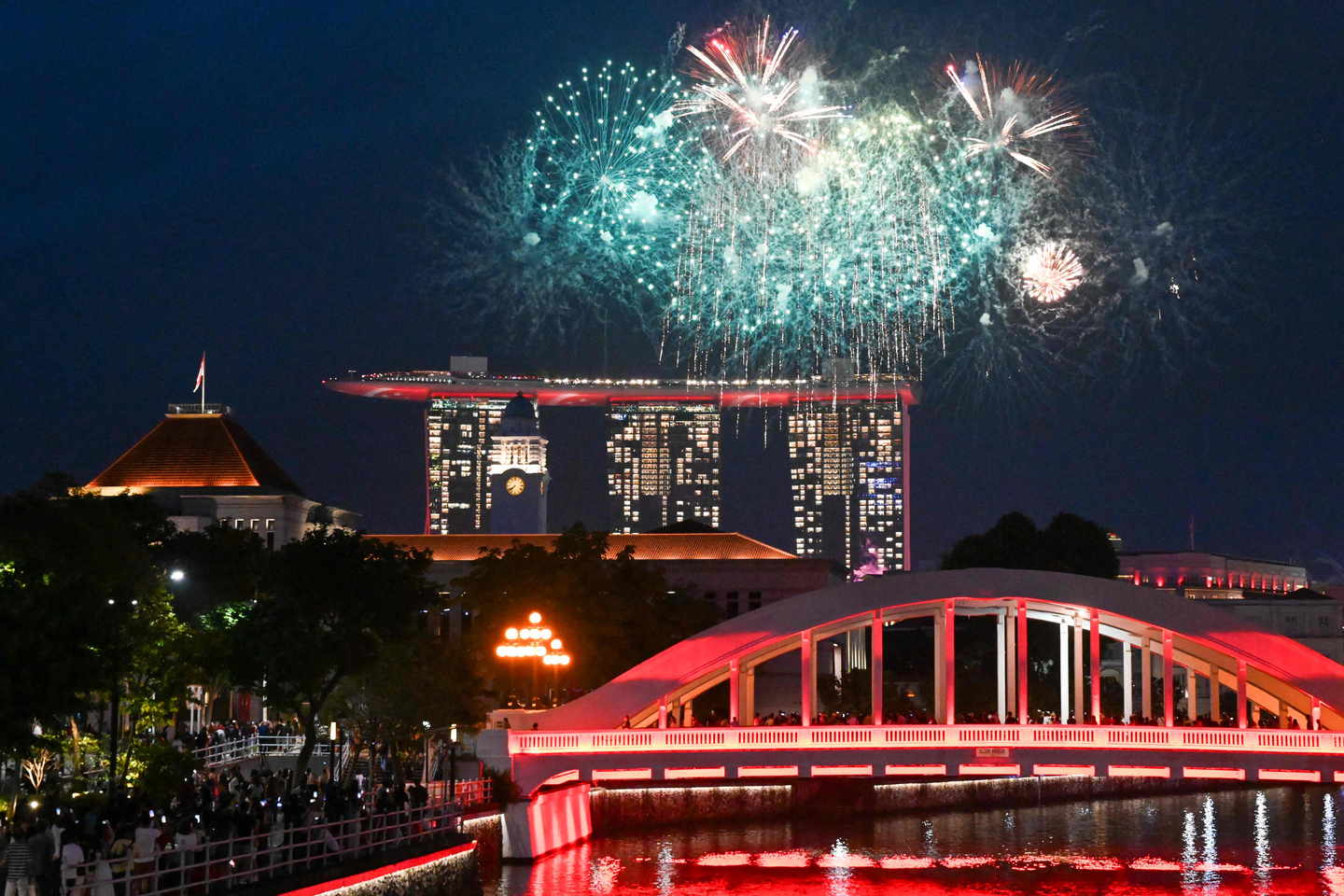 Fireworks illuminate the city skyline near the Sky Park observation deck of the Marina Bay Sands hotels during celebrations marking the country's 60th National Day in Singapore on Aug. 9. [AFP/YONHAP]