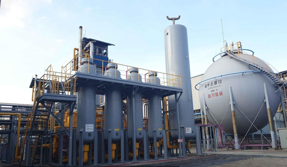 Hydrogen production and storage facilities at Posco’s Pohang Steelworks in Pohang, North Gyeongsang [YONHAP] 
