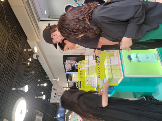 Japanese customers line up in front of Re:Make store to purchase Grabity shampoo in September. [POLYPHENOL FACTORY olyphenol Factory]