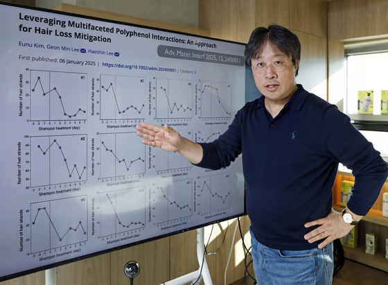 Lee Hae-shin, CEO of Polyphenol Factory behind Grabity hair loss shampoo, talks during an interview with the Korea JoongAng Daily at his office in central Seoul on Nov. 21. [PARK SANG-MOON]