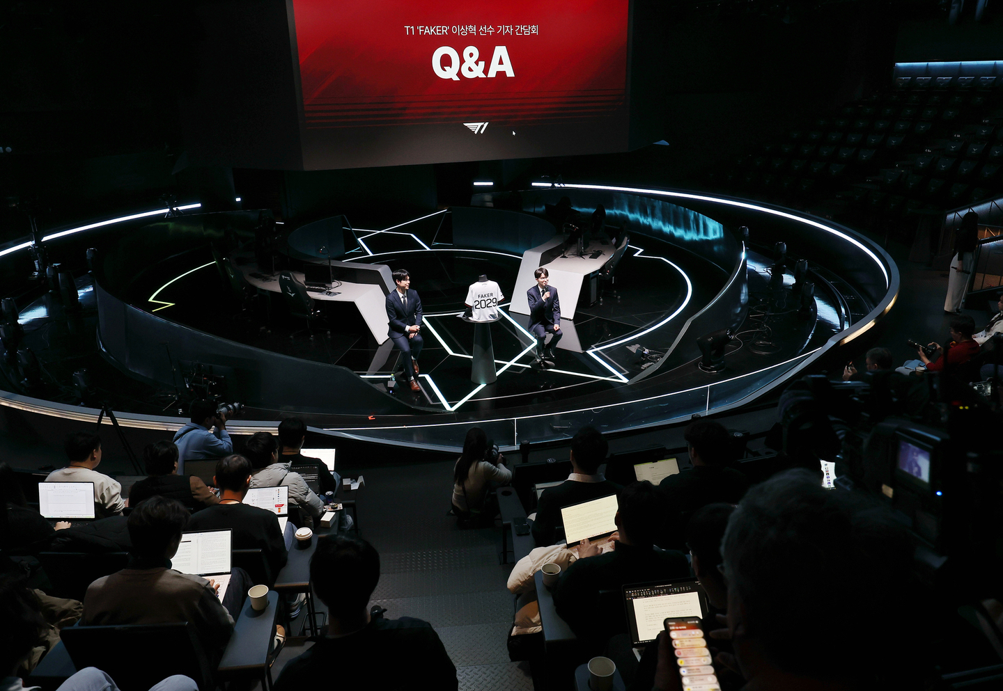 T1’s Faker, center right, speaks during a press conference in Jongno District, central Seoul, on Dec. 18. [YONHAP]