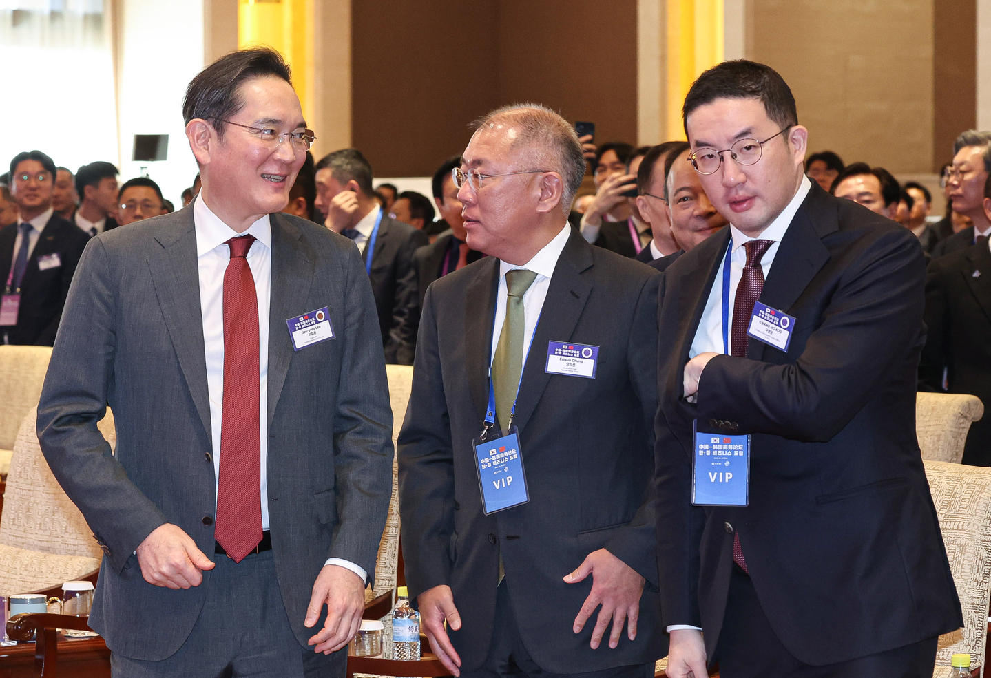 From left, Samsung Electronics Executive Chairman Lee Jae-yong, Hyundai Motor Group Executive Chair Euisun Chung and LG Group Chairman Koo Kwang-mo chat at the Korea-China business forum at the Diaoyutai State Guesthouse in Beijing on Jan. 5. [JOINT PRESS CORPS]