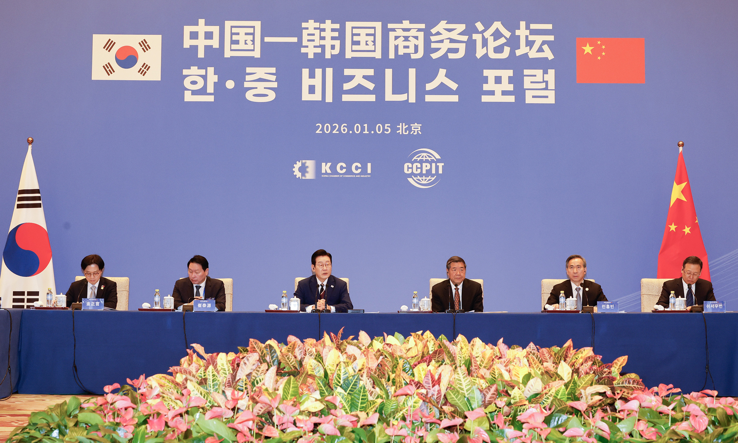 President Lee Jae Myung, center left, speaks at a Korea-China business forum held at the Diaoyutai State Guesthouse in Beijing on Jan. 5. [JOINT PRESS CORPS]
