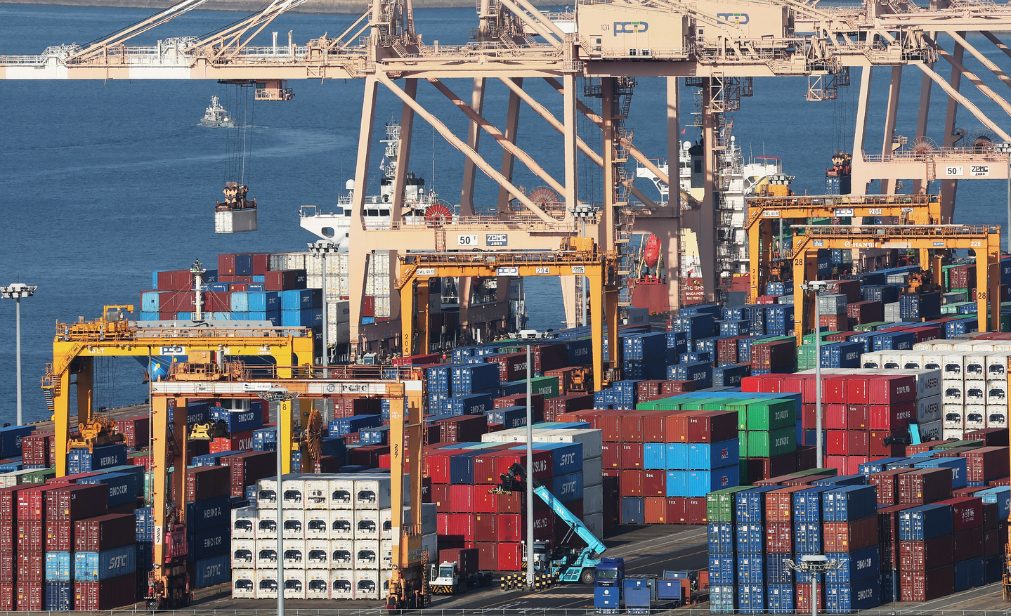 반도체와 자동차 덕분에 수출이 크게 증가하지만, 철강과 기계류는 점점 더 뒤처진다