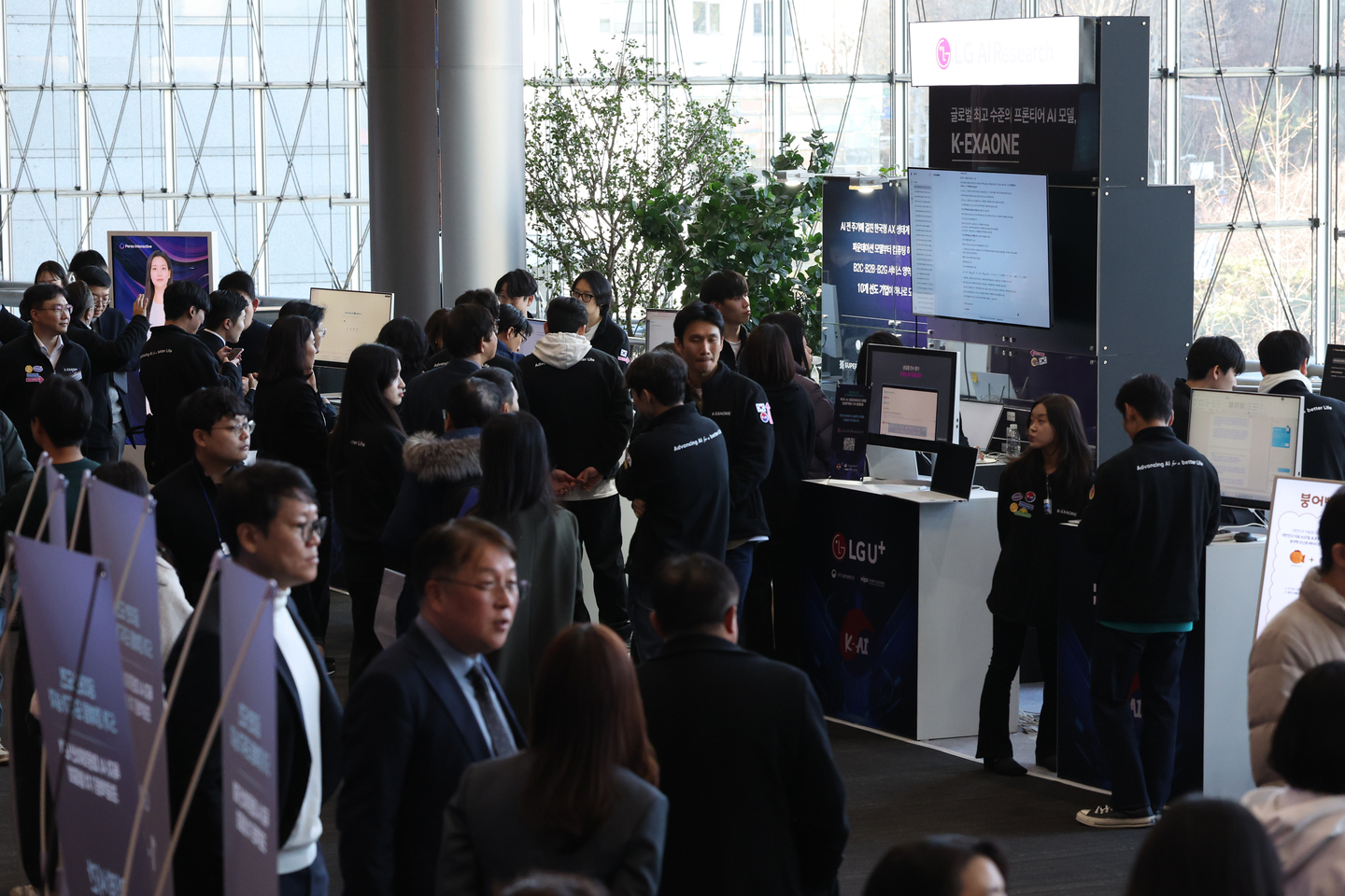 Attendees look at the LG AI Research booth during the company's first presentation of the Proprietary AI Foundation Model project at Coex in Gangnam District, southern Seoul, on Dec. 30, 2025. [YONHAP]