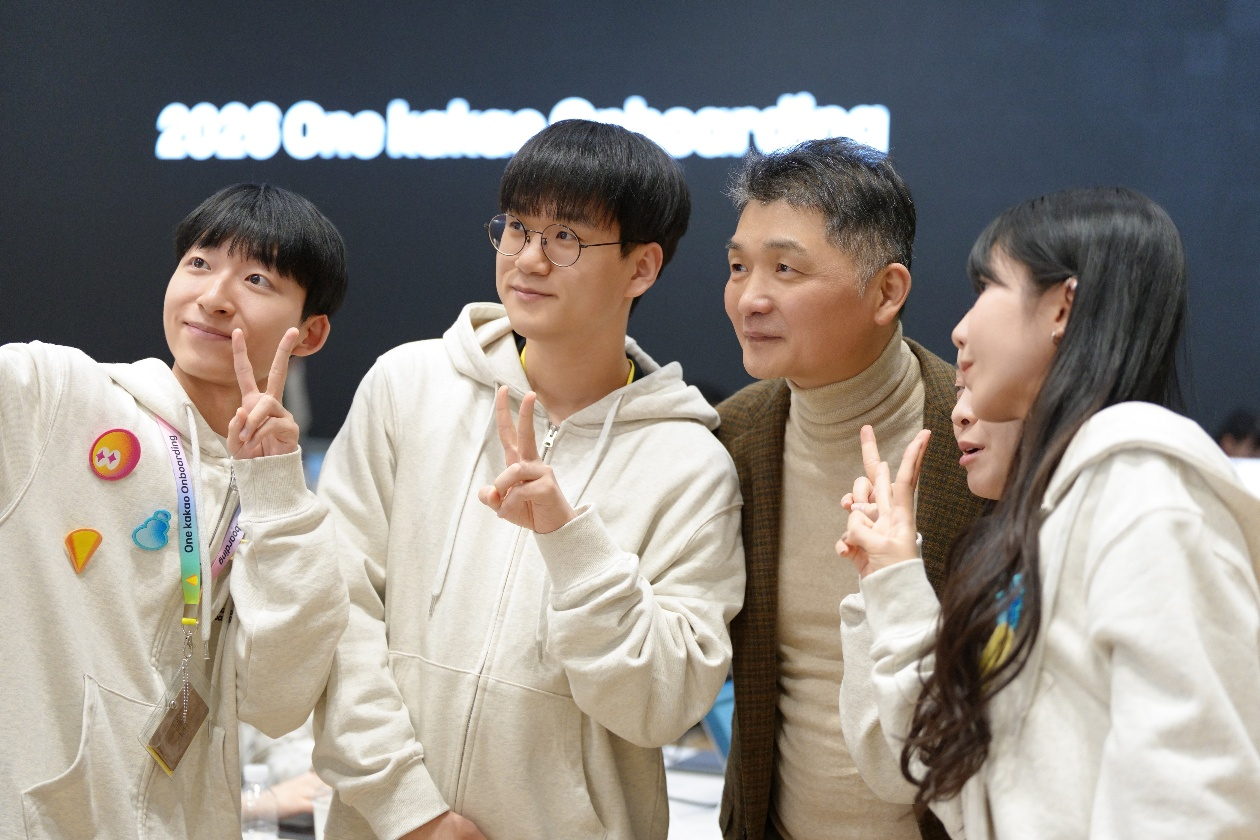 Kakao founder Kim Beom-su, second from right, poses with company employees at a training session in the company's AI Campus in Yongin, Gyeonggi, on Jan. 15. [KAKAO]