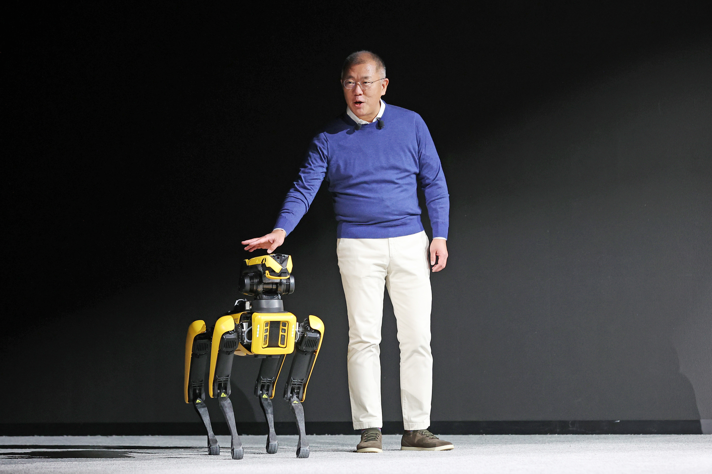 Hyundai Motor Group Executive Chair Euisun Chung shows Boston Dynamics' quadruped robot Spot during a press conference in Las Vegas on Jan. 5, 2021. [NEWS1]
