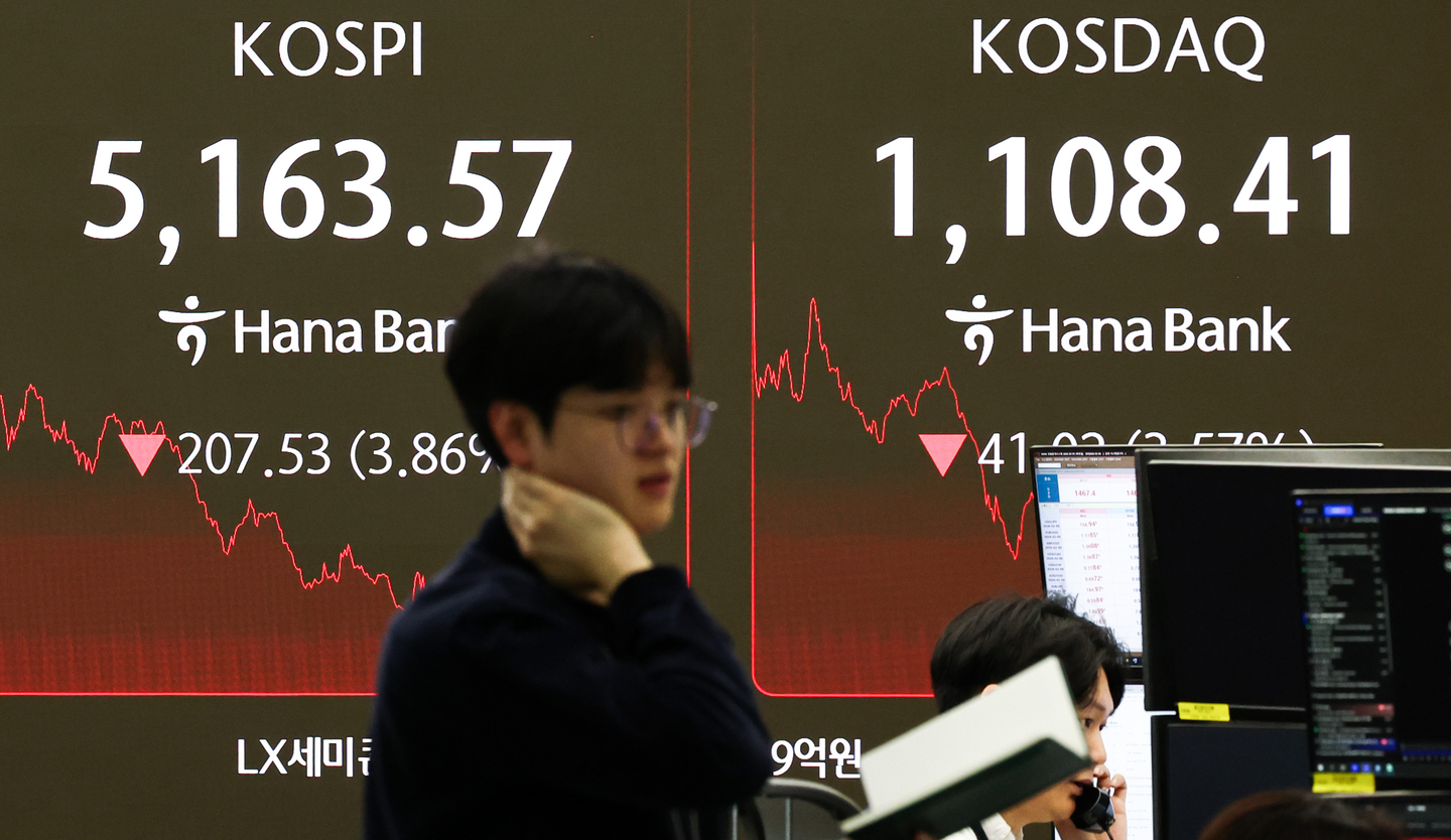 월가가 AI 버블 우려로 하락하는 가운데 코스피 4% 급락