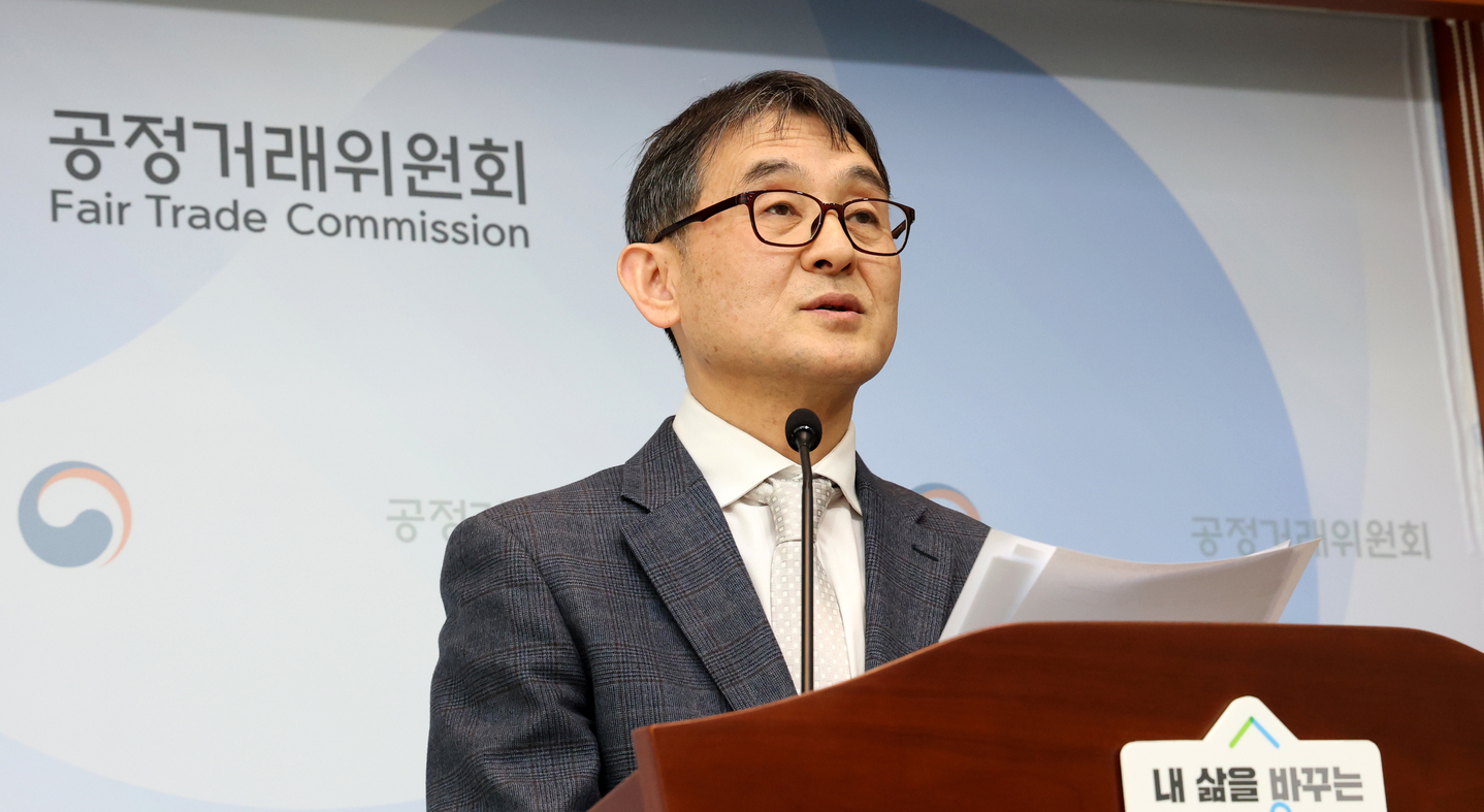 Park Jong-bae, director general for consumer policy at the Fair Trade Commission, announces the results of a survey on lodging rates conducted with the Korea Consumer Agency targeting 135 accommodations in Busan ahead of BTS concerts scheduled for June, at the government complex in Sejong on Feb. 13. [NEWS1]