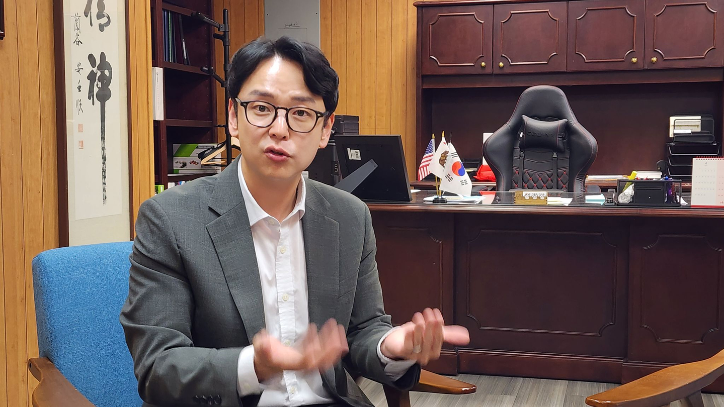 Steve Kang, director of the Korean American Federation of Los Angeles, speaks during an interview with the JoongAng Ilbo at the federation office in Los Angeles in June 2025. [KANG TAE-HWA]