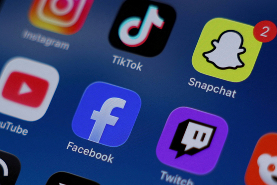 Instagram, TikTok, Snapchat, YouTube, Facebook, Twitch and Reddit applications are displayed on a mobile phone in this picture illustration taken on December 9, 2025. [REUTERS/YONHAP]