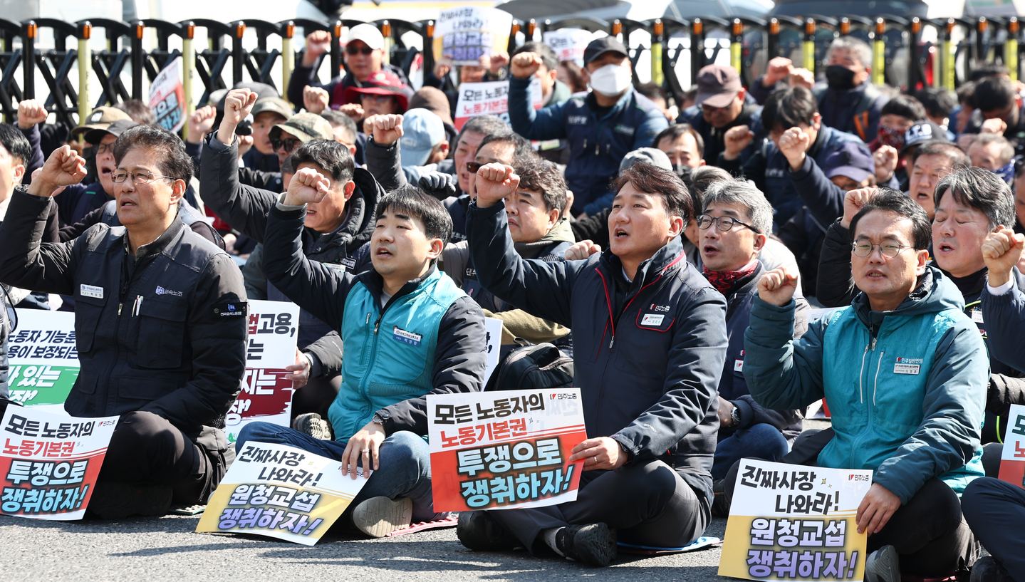 Unionized workers of the Korean Confederation of Trade Unions (KCTU), including KCTU chief Yang Kyung-soo, front row center, shout slogans during a rally in central Seoul on March 10, the first day the so-called Yellow Envelope Bill went into effect.[YONHAP]
