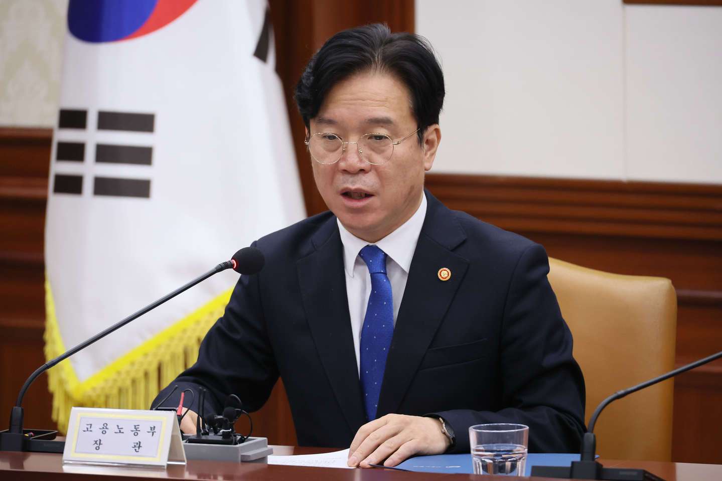 Minister of Employment and Labor Kim Young-hoon speaks during a meeting at the government complex in Jongno District, central Seoul on March 11. [YONHAP]