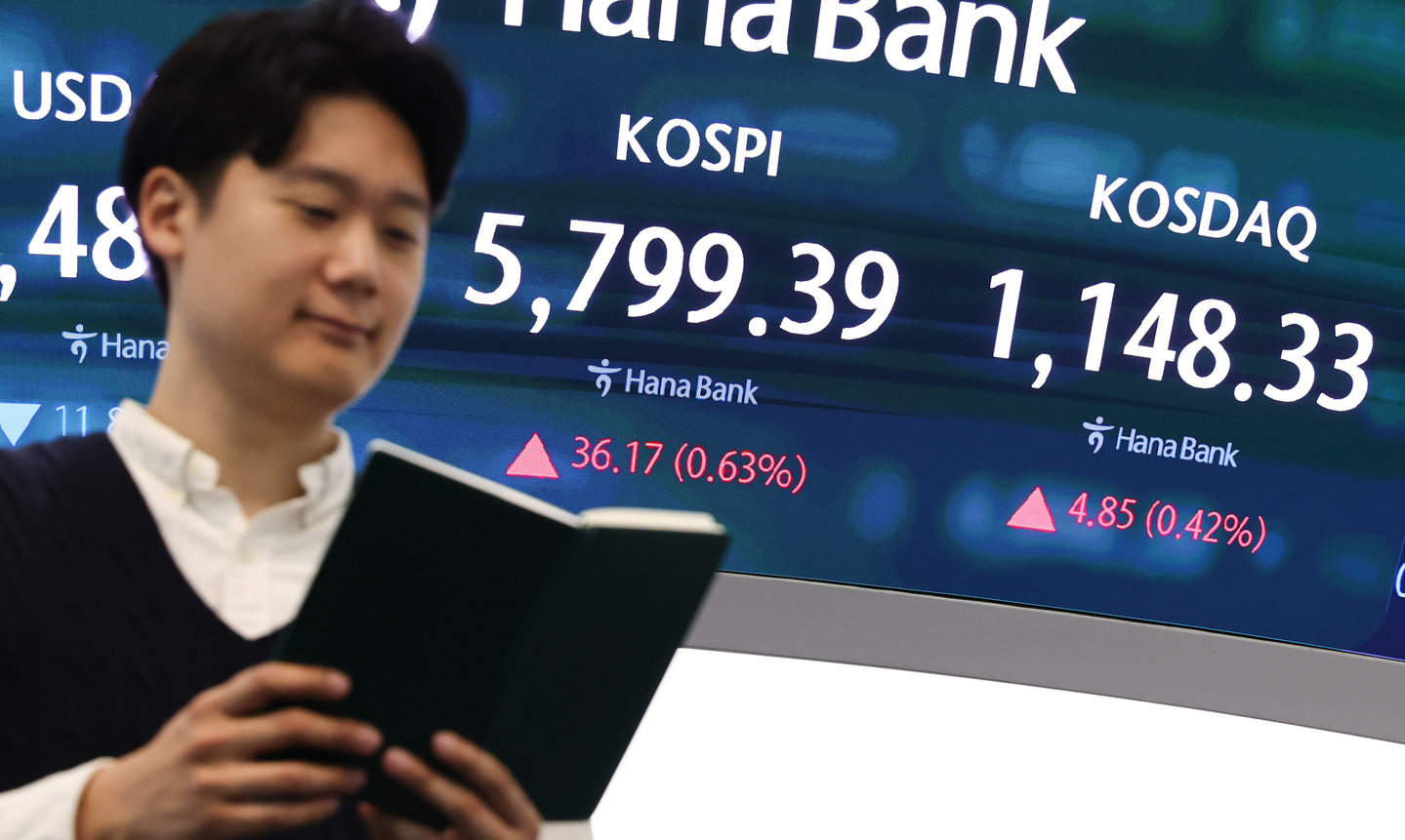 A screen in Hana Bank's trading room in central Seoul shows the Kospi opening on March 20. [NEWS1]