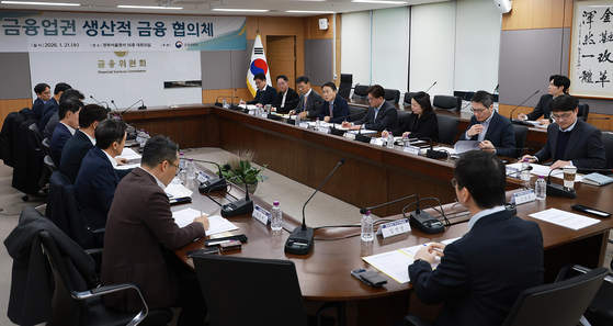 금융당국, 부채 억제를 위해 가계대출 규제를 더욱 강화된 채로 유지한다