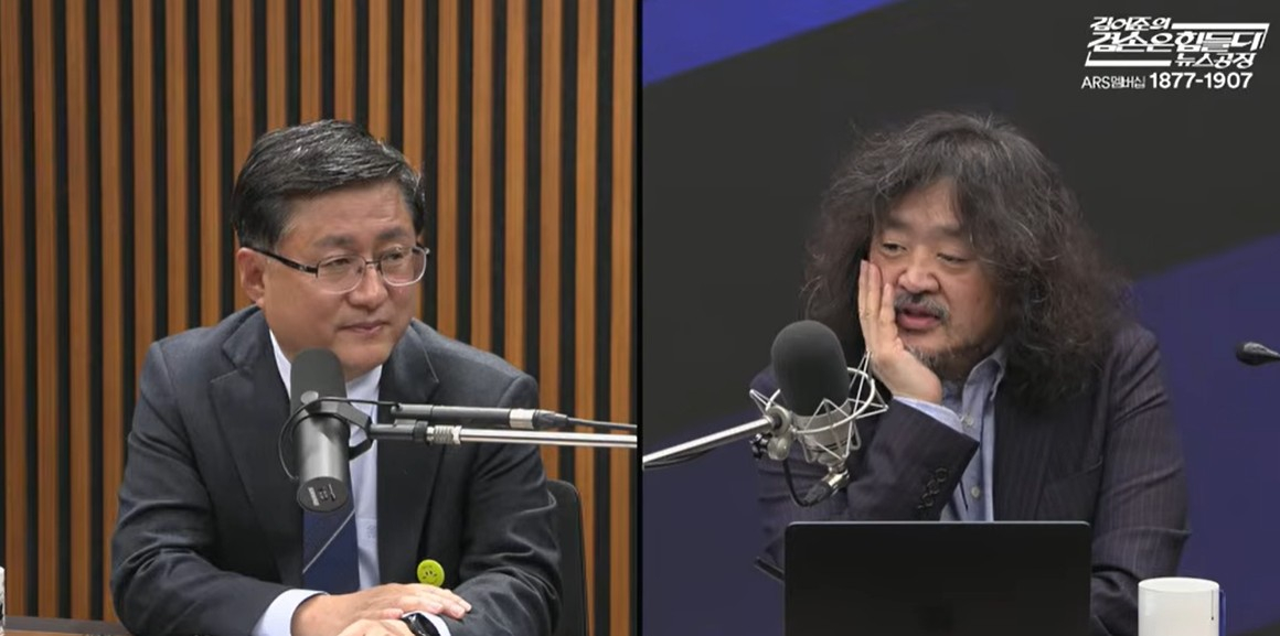 Kim Sung-whan, Minister of Climate, Energy and Environment, left, is seen during a radio appearance on April 1. [SCREEN CAPTURE]