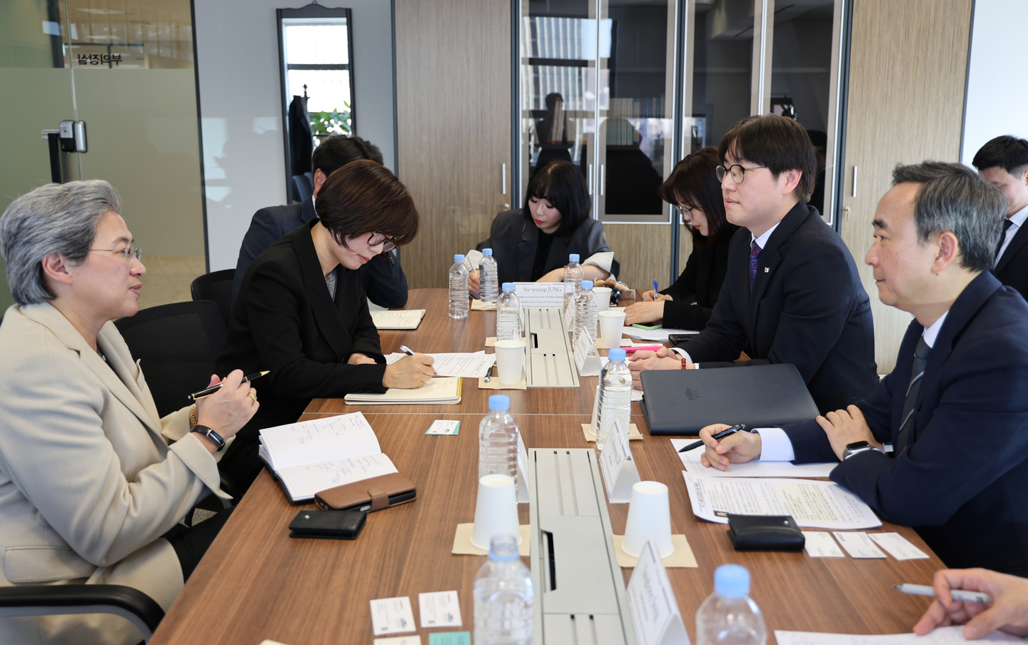 AMD CEO Lisa Su, far left, senior presidential secretary for AI future planning Ha Jung-woo, second from right, and Presidential Council on National AI Strategy Vice Chair Im Moon-young, far right, are seen during a meeting at the Presidential Advisory Council on Science and Technology in Jongno District, central Seoul on March 19. [MINISTRY OF SCIENCE AND ICT]