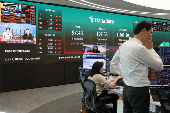 The dollar-won exchange rate is shown on a digital screen inside Hana Bank in Jung District, central Seoul, on March 19. [YONHAP]