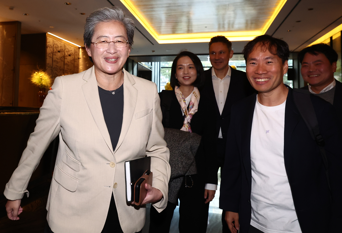 Upstage CEO Sung Kim, right, and AMD Chair and CEO Lisa Su, left, are seen during a meeting at a hotel in central Seoul on March 19. [NEWS1]