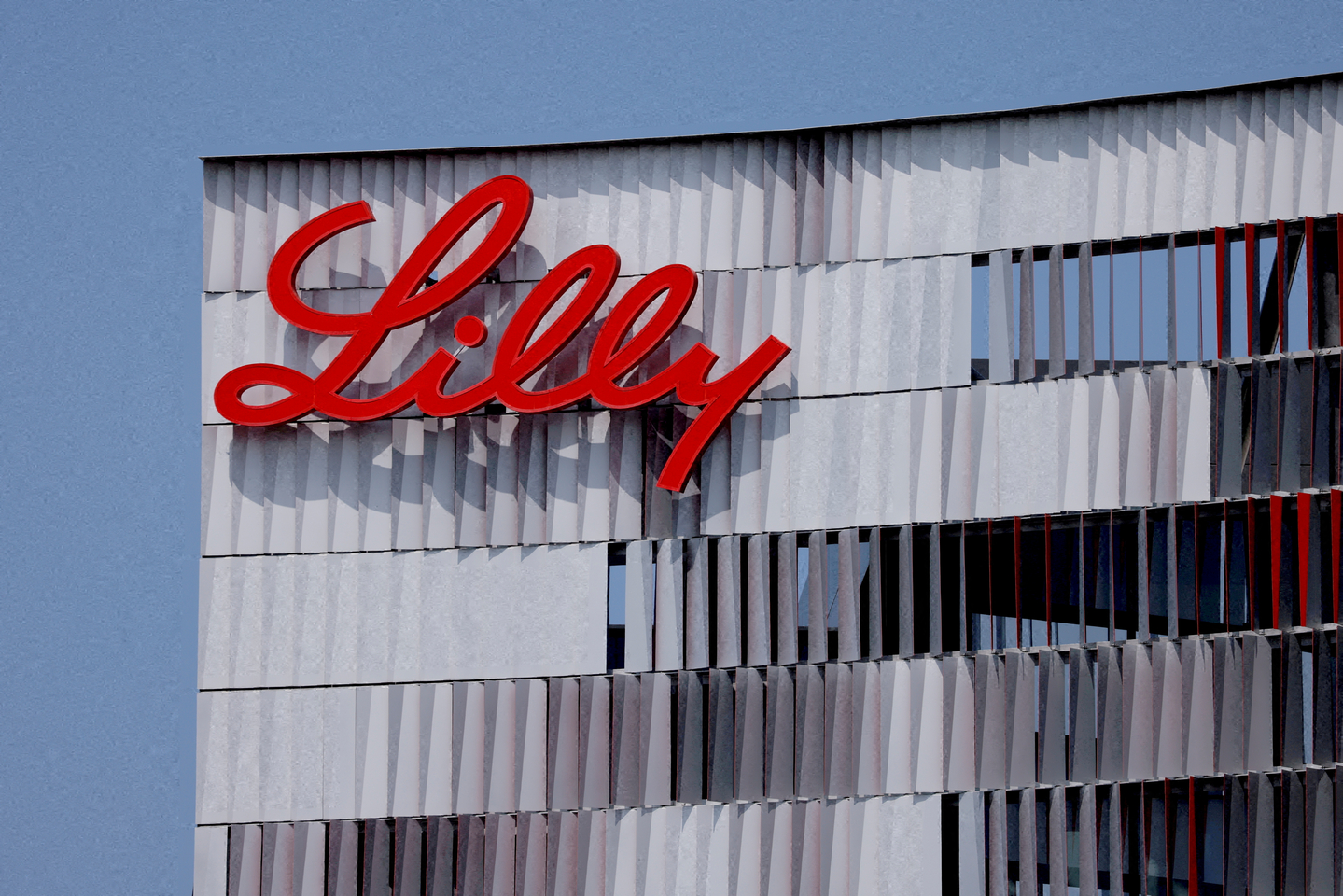 The Eli Lilly logo on one of the company's offices in San Diego, California, on Sept. 17, 2020 [REUTERS/YONHAP]