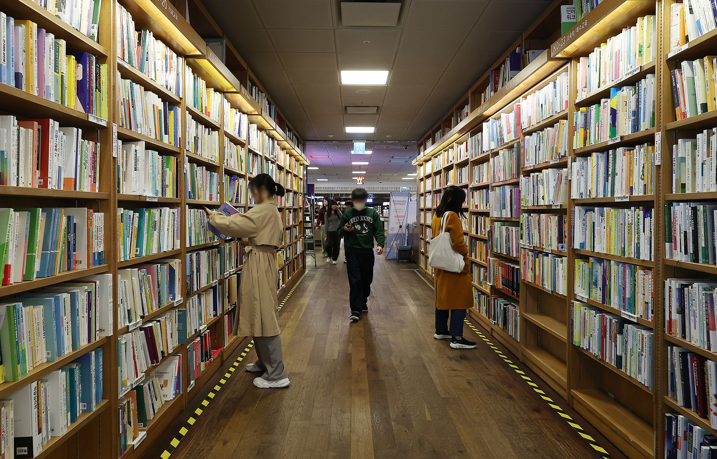 Customers look at books at a bookstore in Seoul on Nov. 13, 2025. [YONHAP]