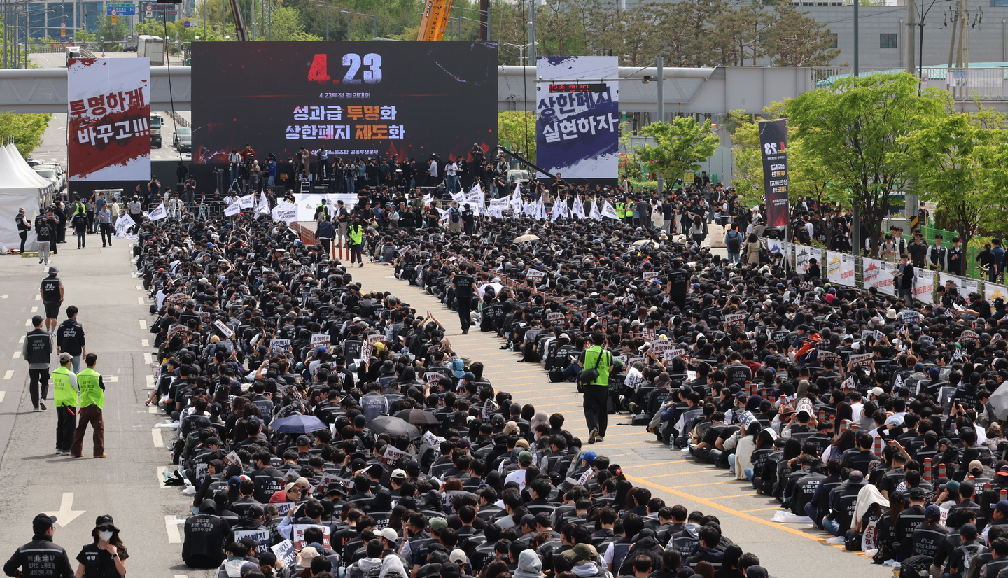 Protestors gather at a strike in Pyeongtaek, Gyeonggi, on April 23. [KIM KYOUNG-ROK]