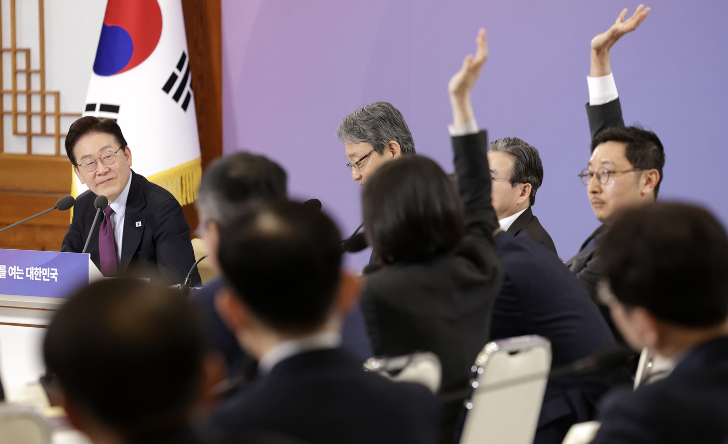 이 대통령, 중동 휴전에도 모든 시나리오에 대비하도록 보좌진들에게 촉구했다