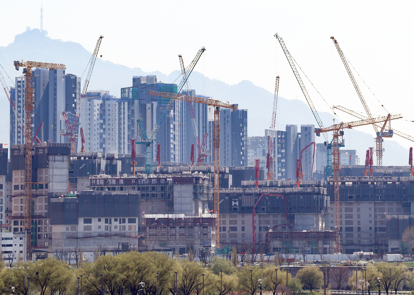 이란 전쟁으로 자재 공급 차질, 건설 프로젝트 타격