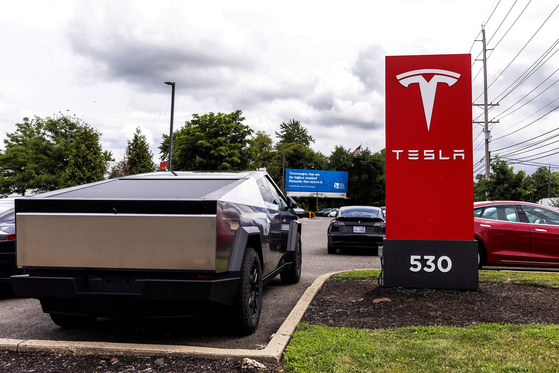 A Tesla Cybertruck is parked at a Tesla dealer in Paramus, New Jersey, on July 23, 2024. [REUTERS/YONHAP]