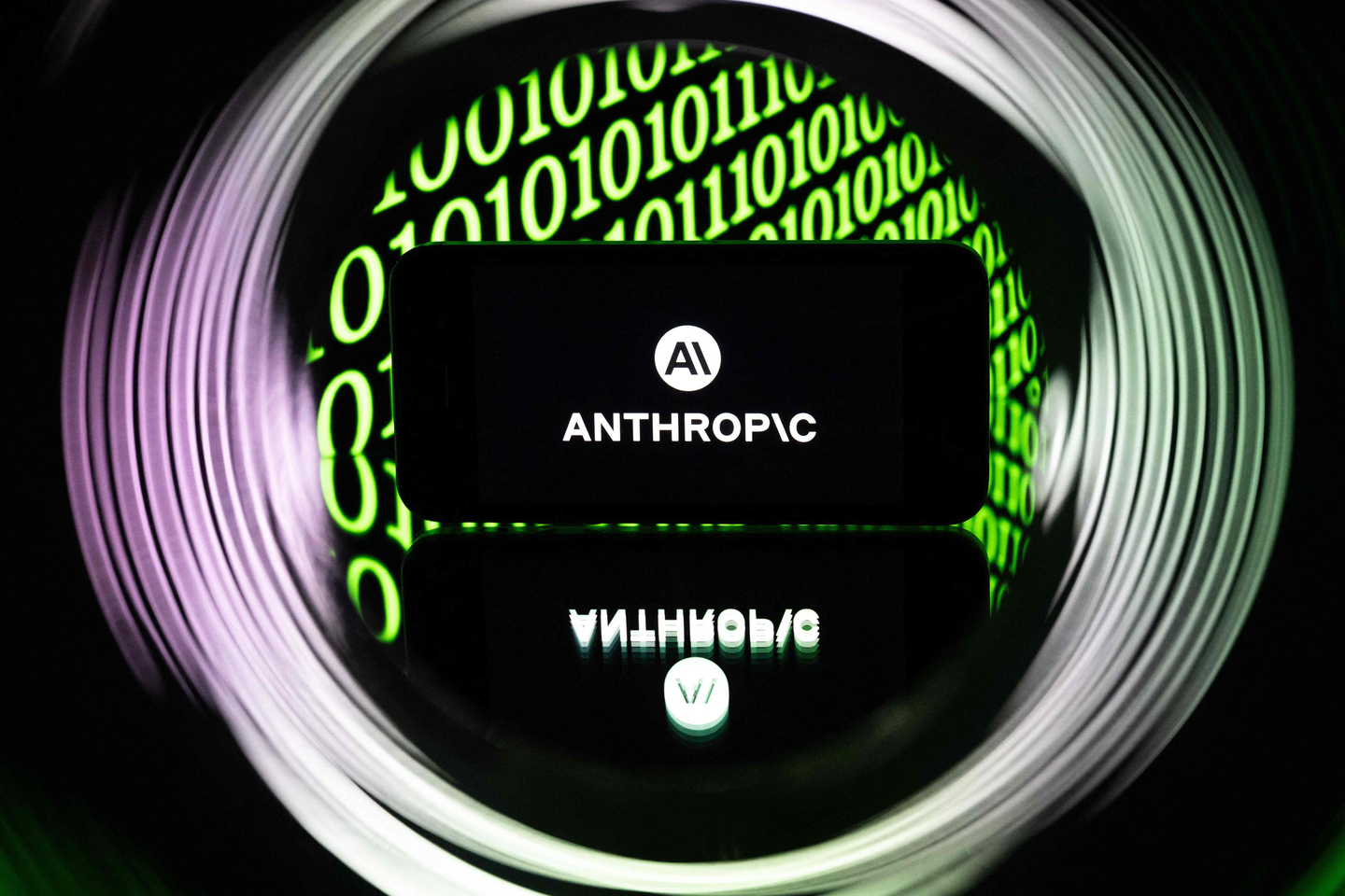A smartphone displaying the logo of the U.S. artificial intelligence safety and research company Anthropic [AFP/YONHAP]