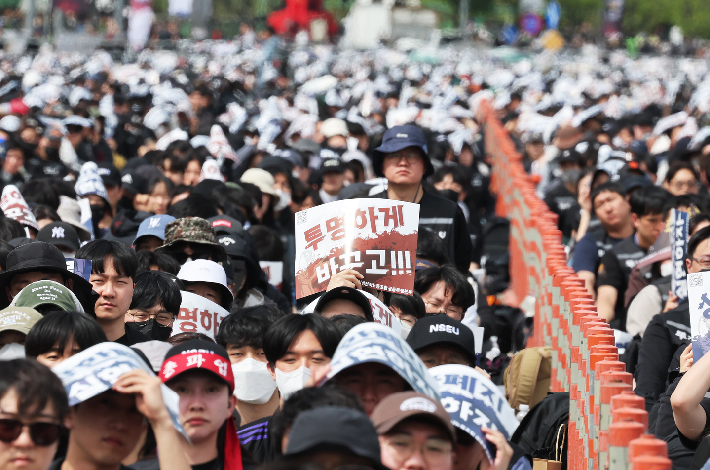 Members of Samsung Electronics-affiliated labor unions listen to a speech at a rally inside the company's campus in Pyeongtaek, Gyeonggi, on April 23. [YONHAP]