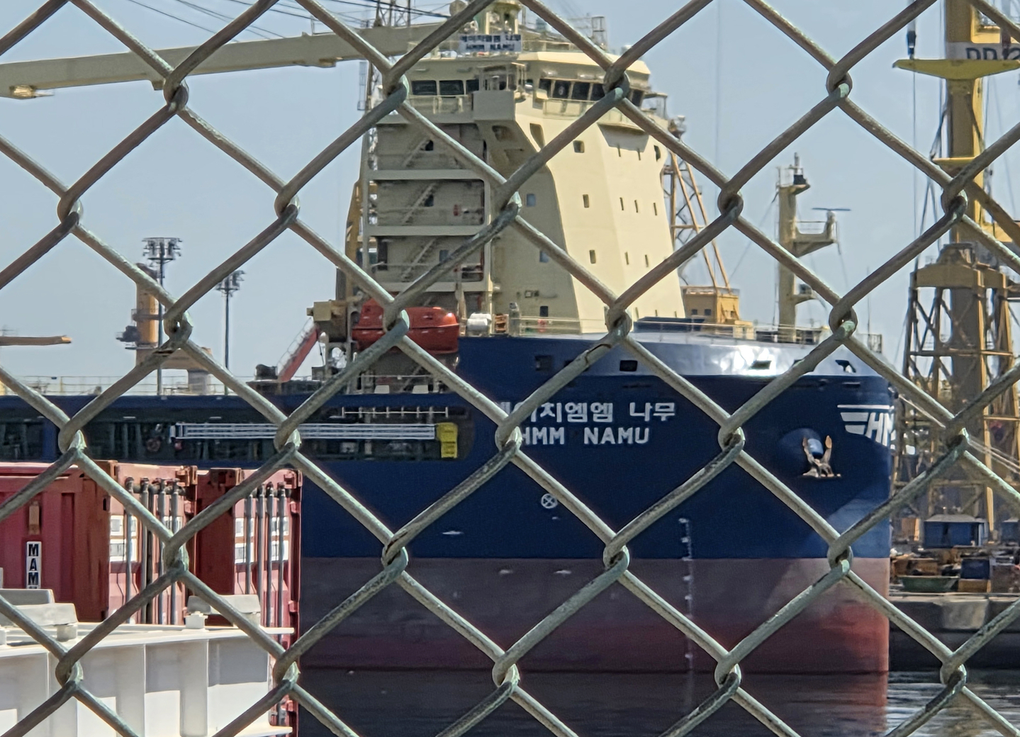 Korean-operated vessel HMM Namu at a Dubai port on May 9 [YONHAP] 