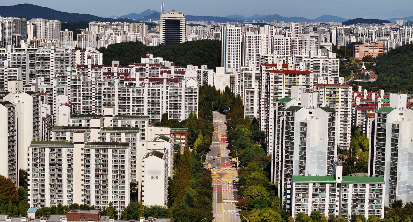 Apartment buildings are seen in Bundang District, Seongnam, Gyeonggi, on Sept. 29, 2024. [YONHAP]