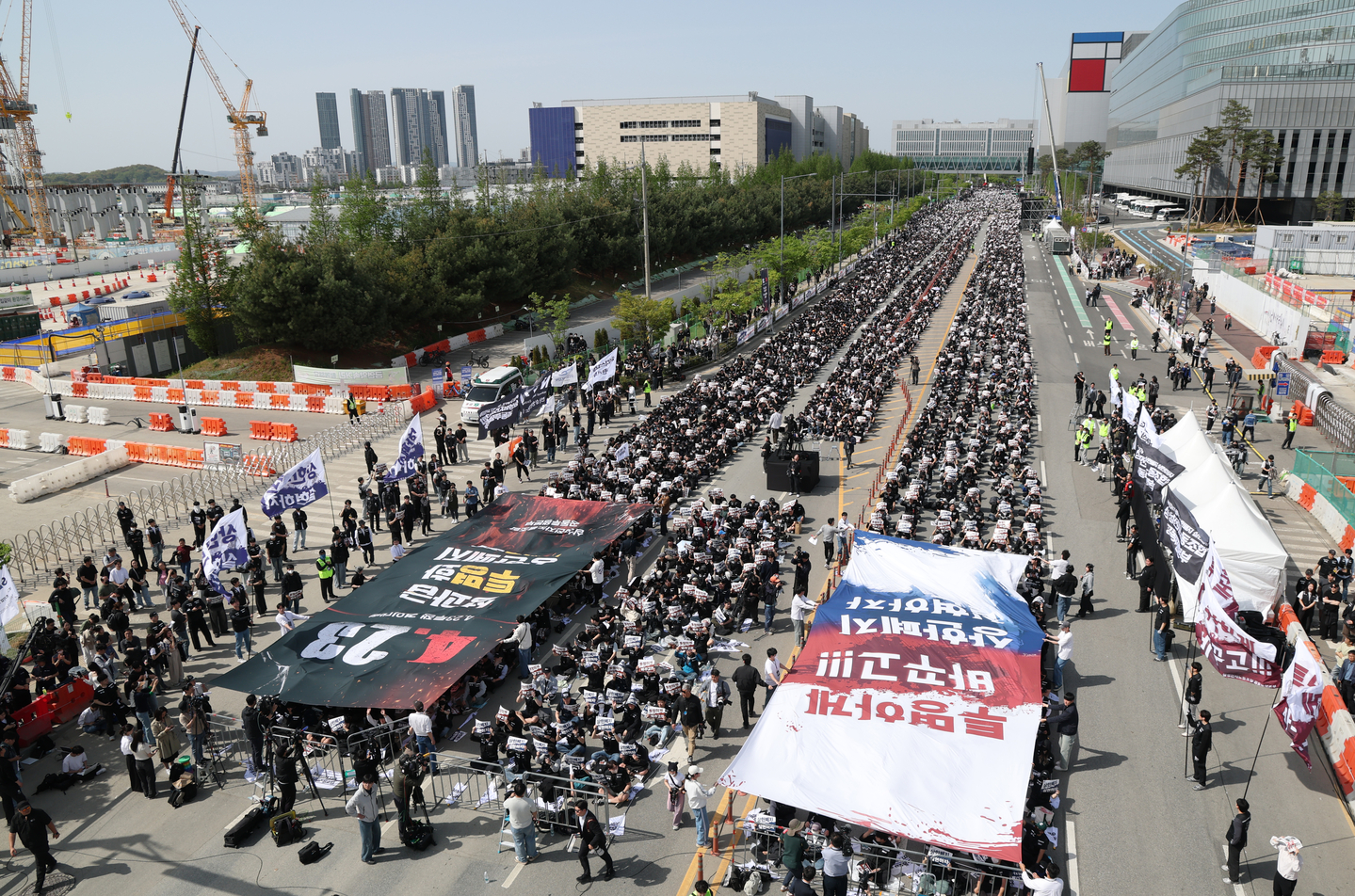 Samsung Electronics' unionized laborers stage a rally in Pyeongtaek in Gyeonggi on April 23. [NEWS1]