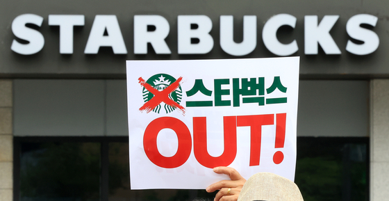 Members of 146 civic groups hold a press conference at Gwanghwamun Square in Jongno District, Seoul, on Wednesday, calling for a nationwide boycott of Starbucks and denouncing Shinsegae Group Chairman Chung Yong-jin. [NEWS1]