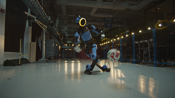 Hyundai Motor's humanoid robot Atlas performs a ″Ghost Rabona″ kick in the company's ″School of Football″ campaign, a five-part video series released ahead of the 2026 FIFA World Cup. [HYUNDAI MOTOR GROUP]