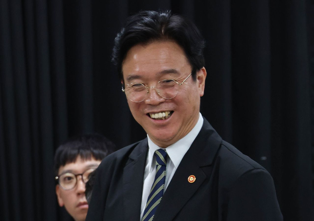 Labor Minister Kim Young-hoon smiles after Samsung Electronics management and its labor union strike a wage deal on May 20. [KIM SEONG-RYONG]