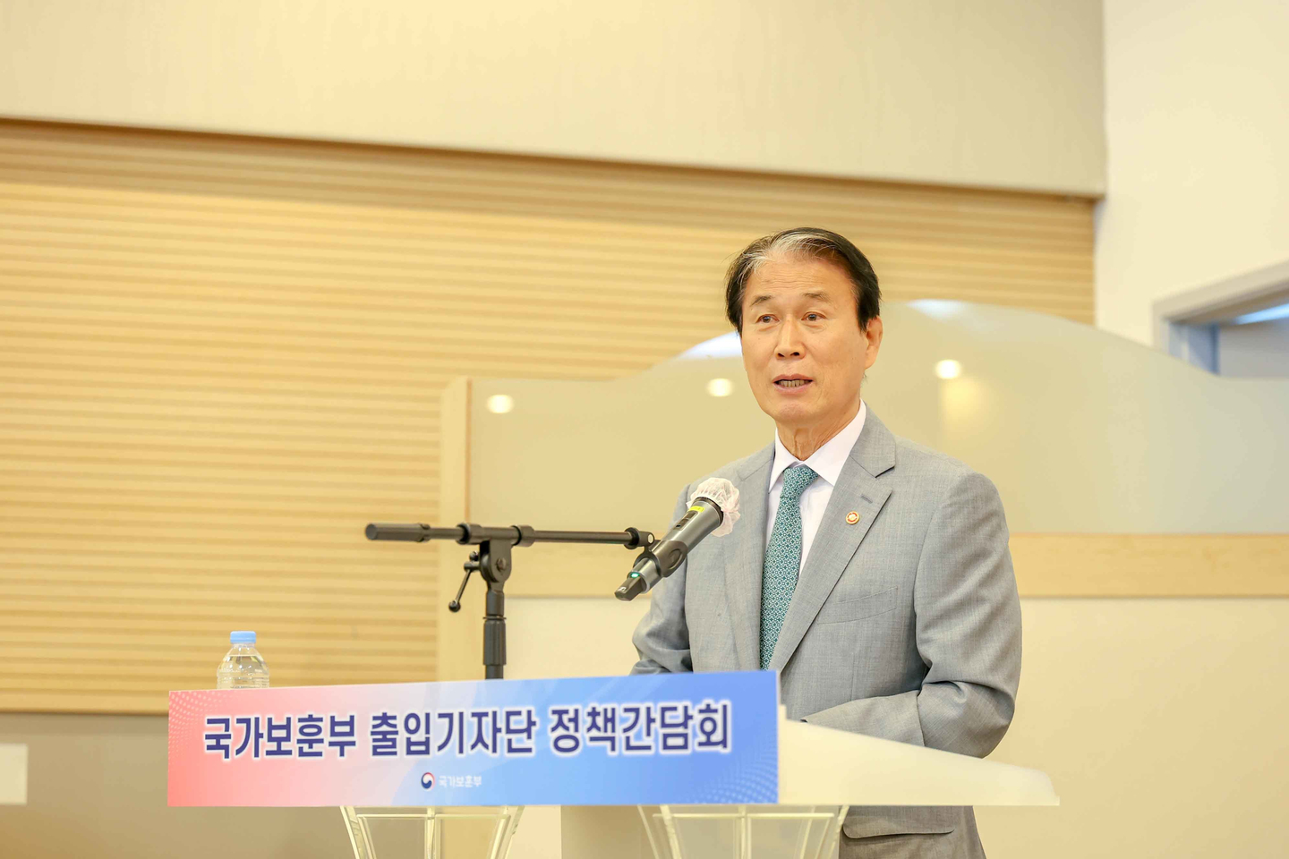 보훈처 장관, 부실한 마케팅 캠페인으로 스타벅스 코리아에 제재 촉구