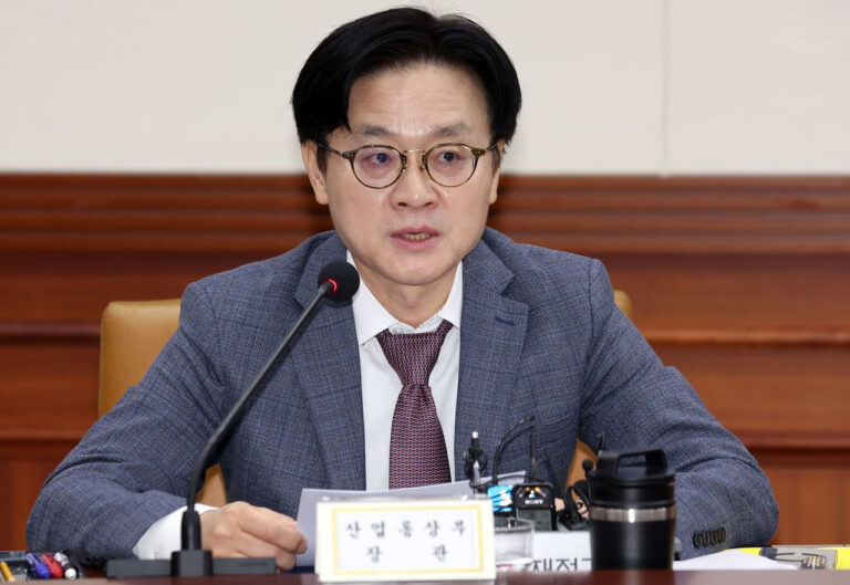 산업통상자원부 장관, 기업 이익 재투자 촉구… 고용노동부 장관의 상반된 견해와 대조